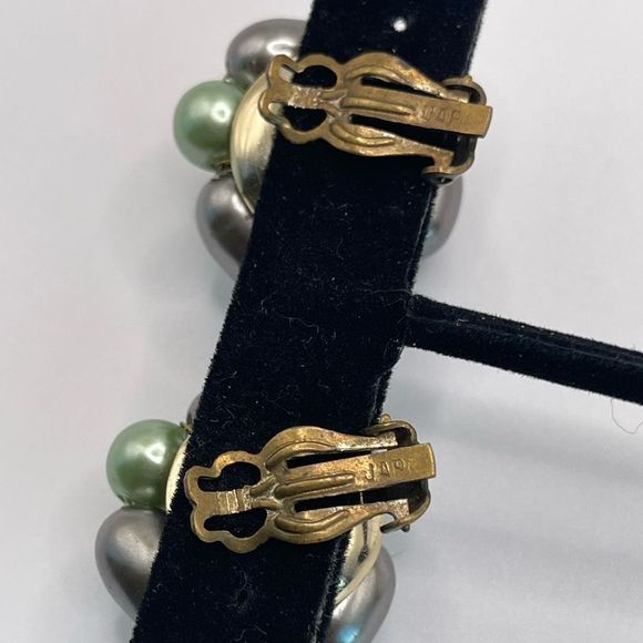 Vintage Shades of Green Acrylic Beaded Clip On Earrings 1950’s signed Japan - Picture 7 of 7